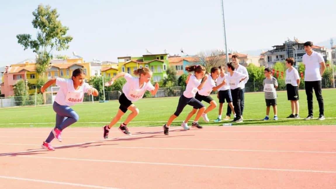 Atletizm Yarışlarında Öğrencimizden Derece